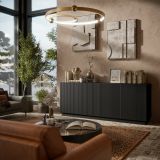 Credenza Elvas, Madia da salotto con quattro ante battenti, Design con effetto cannettato, 150x40 h78 cm, Nero