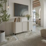 Credenza Tarouca, Madia da salotto con tre ante battenti e vani interni, Rialzata da terra, 151x42 h70 cm, Beige