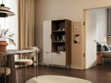 Libreria Odivelas, Mobile portalibri con vani aperti e tre ante, Design moderno e minimale, 165x42 h90 cm, Noce e Beige