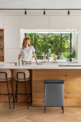 Pattumiera Scillato, Cestino portarifiuti, Bidone per raccolta differenziata, Mobile per spazzatura, 44x27 h69 cm, Grigio scuro