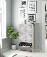 Scarpiera Escondido, Armadio portascarpe a 3 ante a ribalta-, Mobile doppia capienza per max 18 paia di scarpe, 60x22h113 cm, Bianco anticato