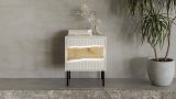 Set di 2 comodini Conde, Comò basso con anta battente e vano interno, Finitura effetto liscio, 50x40 h62 cm, Beige e Rovere Nodi