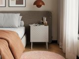 Set di 2 comodini Tondela, Comò basso con cassetto e vano interno, Finitura effetto liscio con dettaglio geometrico, 45x42 h59 cm, Beige