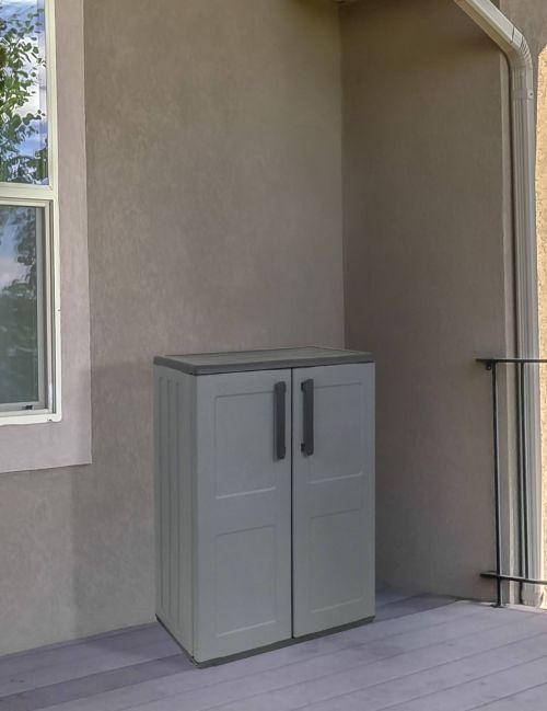 Armadio da esterno Mol, Mobile balcone multiuso, Armadietto outdoor a 2 ante, 100% Made in Italy, 68x37h84 cm, Grigio e Nero Finitura quadri