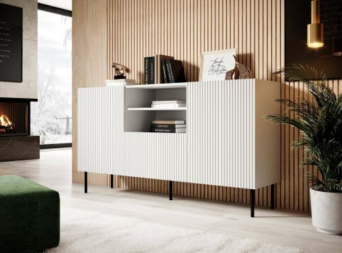 Credenza Chaves, Madia da salotto con due ante battenti, un cassetto e due vani aperti, Design con effetto cannettato, 150x42 h82 cm, Bianco