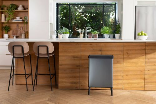 Pattumiera Scillato, Cestino portarifiuti, Bidone per raccolta differenziata, Mobile per spazzatura, 44x27 h69 cm, Blu