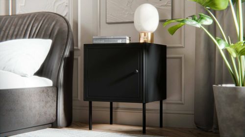 Set di 2 comodini Albufeira, Comò basso con anta battente e vano interno, Finitura effetto liscio con dettaglio geometrico, 45x39 h59 cm, Nero