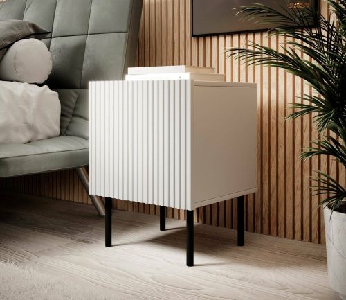 Set di 2 comodini Almada, Comò basso con anta battente e vano interno, Finitura effetto cannettato, 45x40 h51 cm, Bianco
