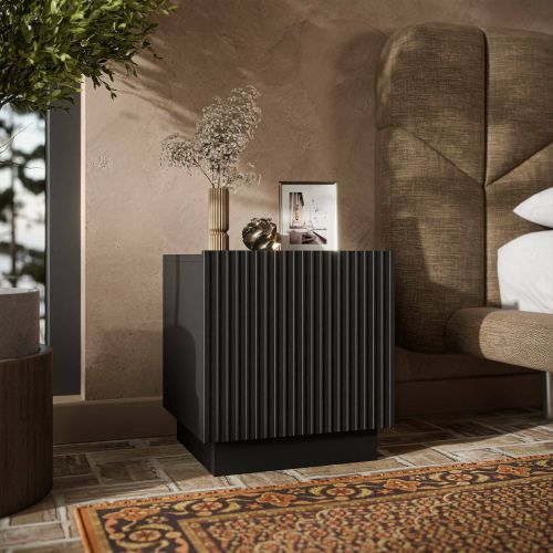 Set di 2 comodini Alverca, Comò basso con anta battente e vano interno, Finitura effetto cannettato, 47x40 h45 cm, Nero
