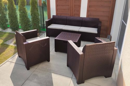 Set salotto da esterno Venus, Set da giardino con cuscini, Salottino indoor e outdoor effetto rattan, 100% Made in Italy, Marrone