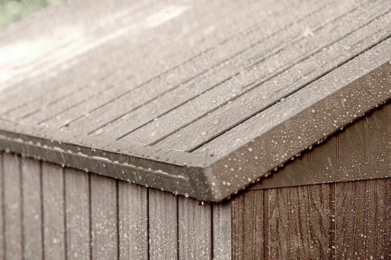 Casetta da Giardino Marrone Nero Resistente Agli Agenti Atmosferici Presenza Finestre 126x185x205h cm, Tetto a due Falde - Sallisaw