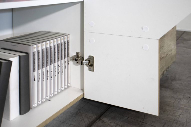 Credenza bianco lucida e acero 141x43x86h cm 2 ante e 3 cassetti - All