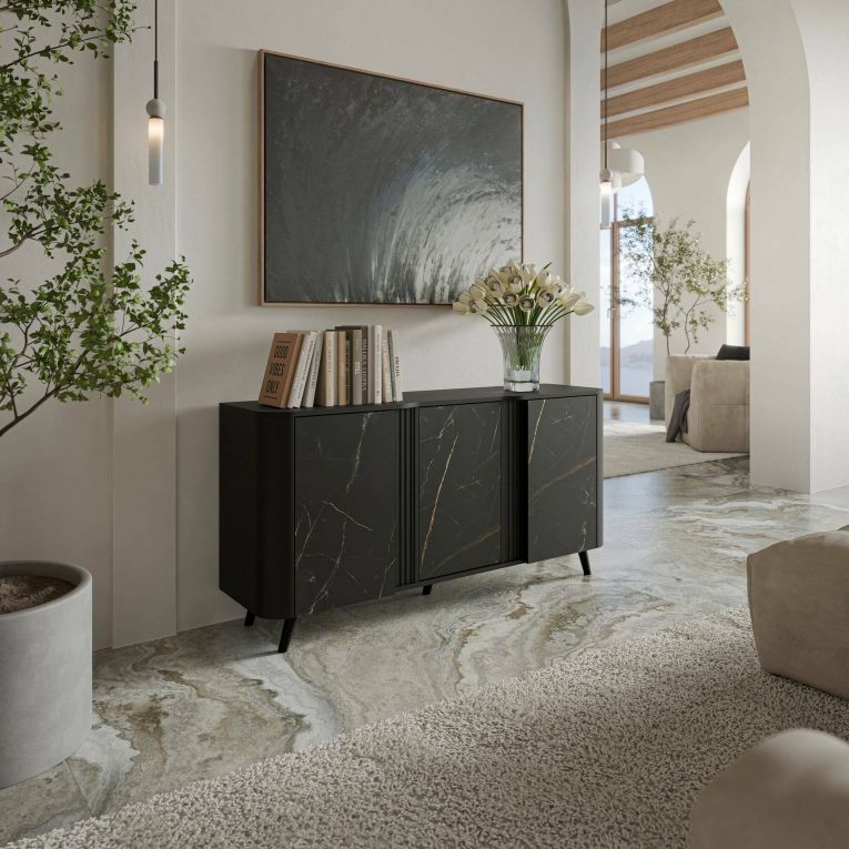 Credenza Tarouca, Madia da salotto con tre ante battenti e vani interni, Rialzata da terra, 151x42 h70 cm, Marmo e Nero