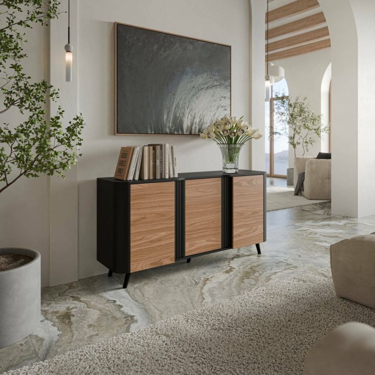 Credenza Tarouca, Madia da salotto con tre ante battenti e vani interni, Rialzata da terra, 151x42 h70 cm, Nero e Noce