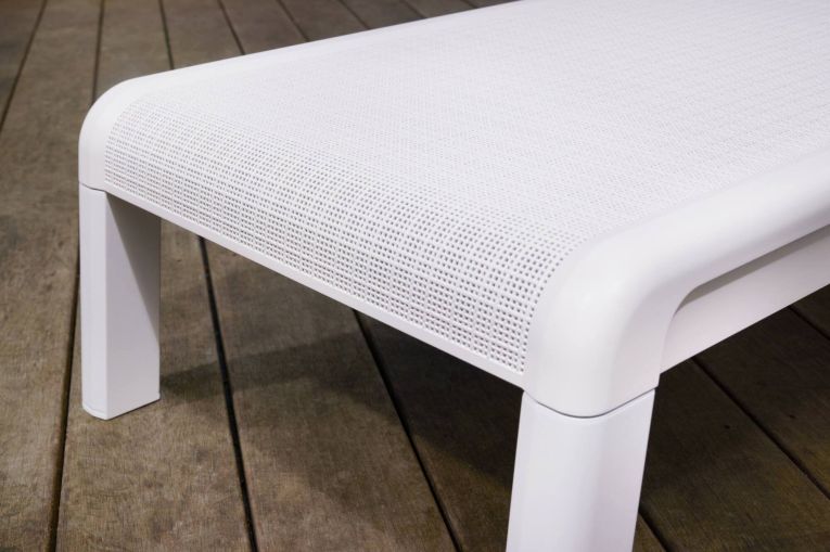 Lettino Prendisole Bianco Finitura Quadrettata Peso Supportato 110 kg 58x188x29h cm, Schienale Regolabile - Shawinigan