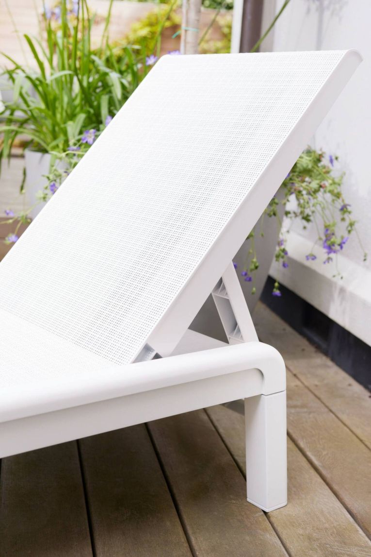 Lettino Prendisole Bianco Finitura Quadrettata Peso Supportato 110 kg 58x188x29h cm, Schienale Regolabile - Shawinigan