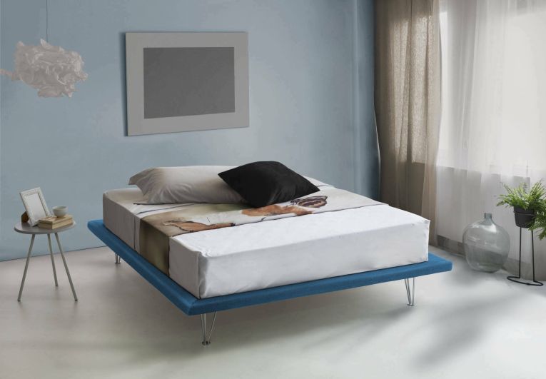 Letto matrimoniale Linda, Letto fisso in tessuto con piedini, 100% Made in Italy, adatto per materasso Cm 160x200, Blu