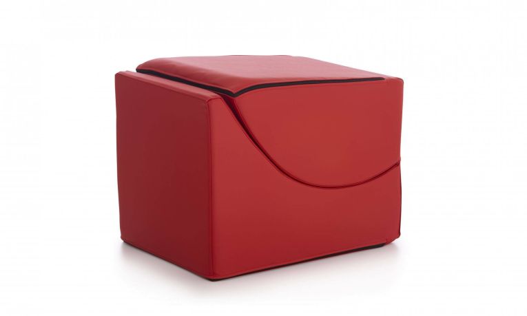Letto pieghevole Andreina, Pouf trasformabile in letto singolo, 100% Made in Italy, Pouf trasformabile in una chaise longue in ecopelle, Cm 130x50h50, Rosso