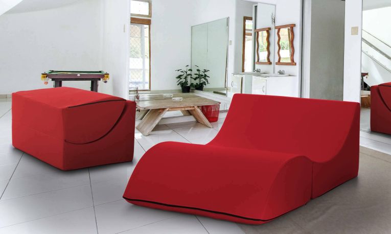 Letto pieghevole Annabella, Pouf trasformabile in letto matrimoniale, 100% Made in Italy, Pouf trasformabile in una chaise longue in ecopelle, Cm 100x200h70, Rosso