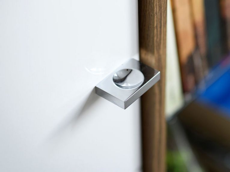 Mobile Porta tv Bianco Marrone Noce 4 Ripiani 2 Ante 157x40x59.5h cm, Ripiano in Vetro - Cedegolo