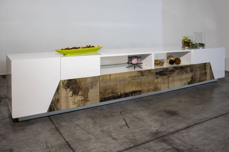 Mobile porta TV Gregorio, Credenza bassa da soggiorno a 4 ante, Base porta TV, 100% Made in Italy, cm 260x43h46, Bianco lucido e Acero