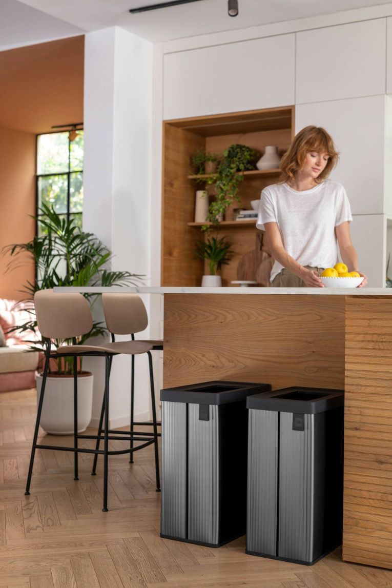 Pattumiera Scillato, Cestino portarifiuti, Bidone per raccolta differenziata, Mobile per spazzatura, 44x27 h69 cm, Grigio scuro