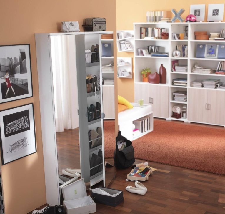 Scarpiera Ciclamino, Mobile multiuso da ingresso con anta a specchio , Armadio moderno portascarpe a 5 ripiani, 100% Made in Italy, 50x18h178 cm, Bianco