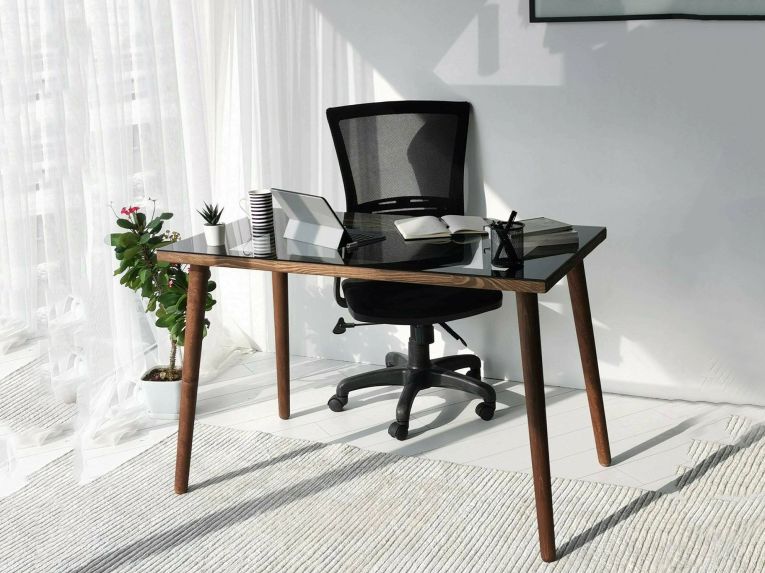 Scrivania lineare noce 110x60cm con piano in vetro - Melita