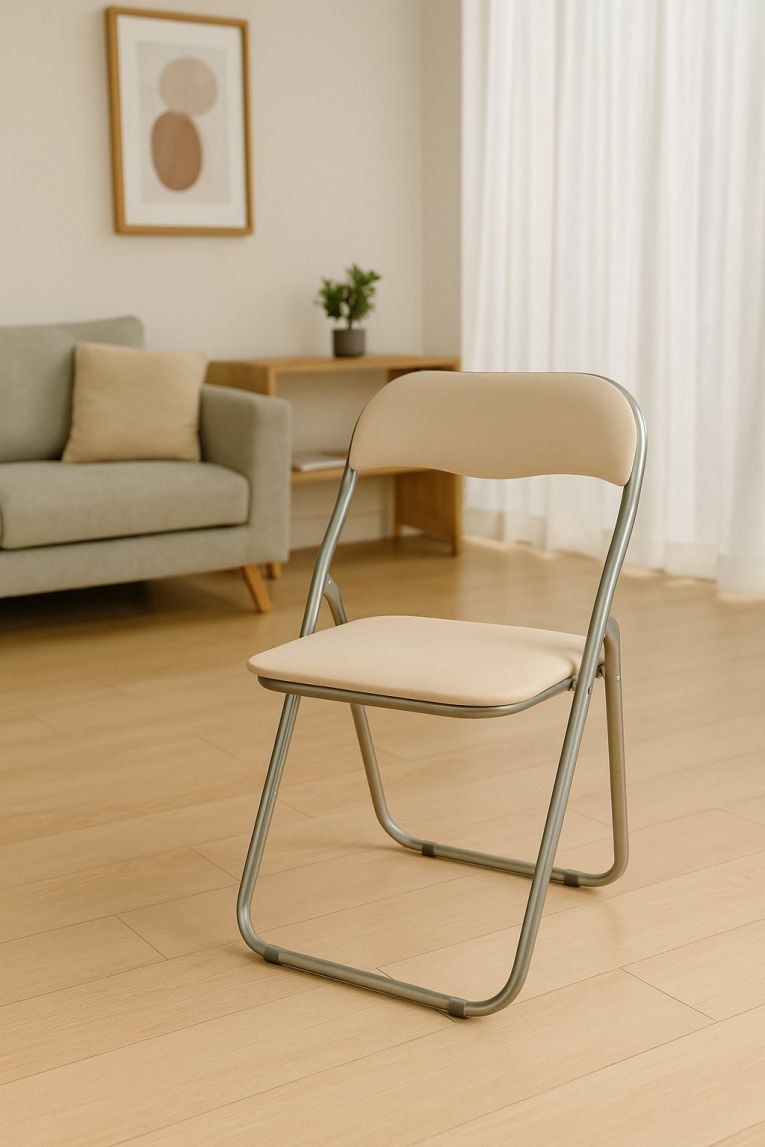 Sedia pieghevole Marbella, Sedia salvaspazio, Sedia per ospiti, Seduta per riunioni in simil ecopelle, 43x47h80 cm, Beige