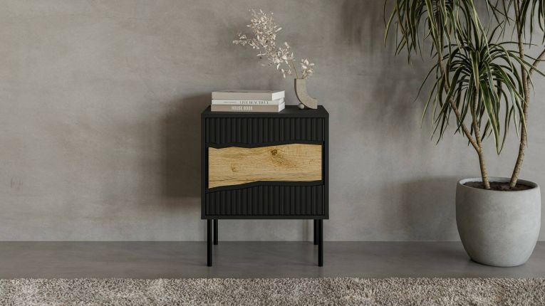 Set di 2 comodini Conde, Comò basso con anta battente e vano interno, Finitura effetto liscio, 50x40 h62 cm, Nero e Rovere Nodi