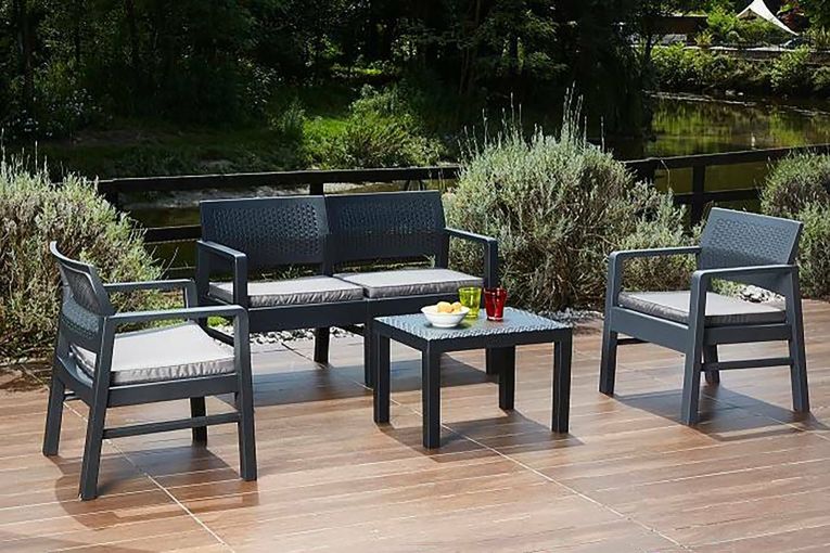Set salotto da esterno Carpi, Set da giardino con 2 poltrone, 1 divano ed 1 tavolino, Salottino effetto rattan con cuscini, 100% Made in Italy, Antracite