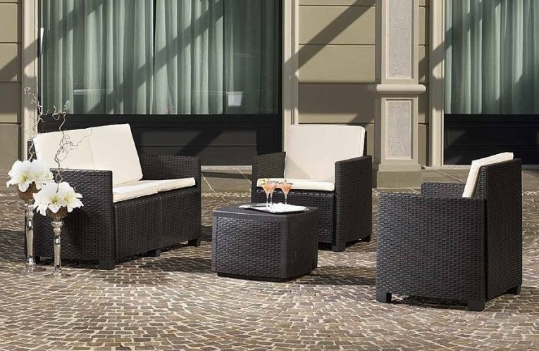 Set salotto da esterno Catanzaro, Set da giardino con 2 poltrone,1 divano e 1 tavolino contenitore, effetto rattan con cuscini, 100% Made in Italy, Antracite