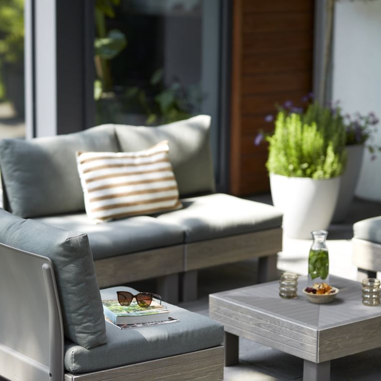 Set Salotto da Esterno Marrone Noce Grigio 5 Posti un Tavolino, Componibile Modulabile Resistente ai Raggi uv Impermeabile - Kendrick