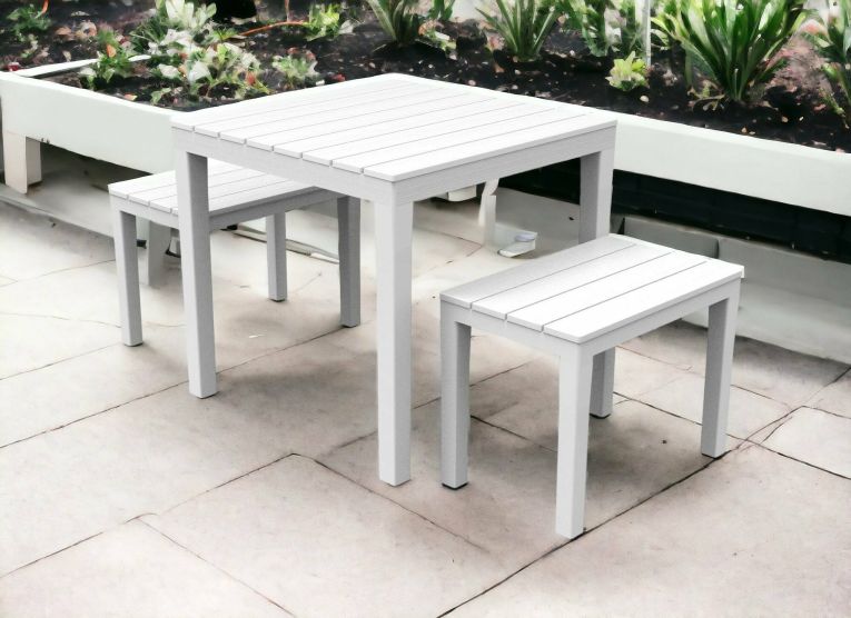 Set salotto da esterno Moncalieri, Set da giardino con 1 tavolo quadrato e 2 panche, Set indoor e outdoor da Pic Nic, 100% Made in Italy, Bianco