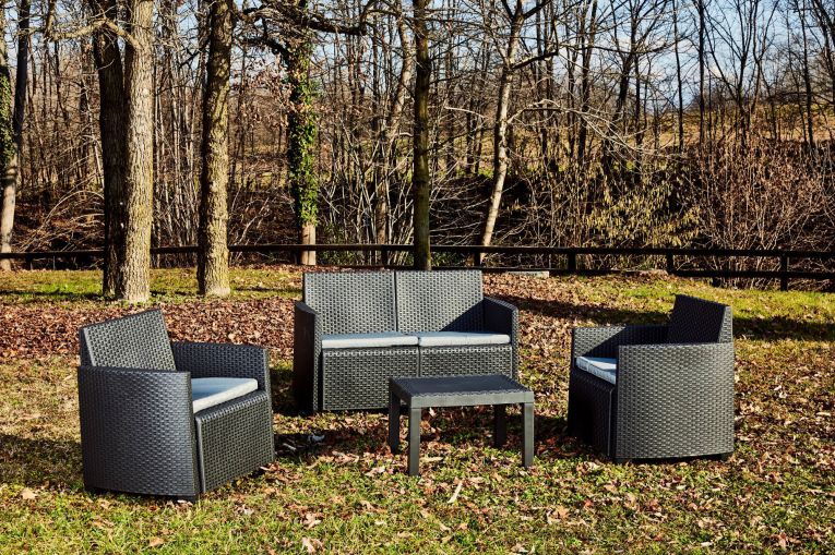 Set salotto da esterno Sassari, Set da giardino con cuscini composto da 2 poltrone, 1 divano a due posti e 1 tavolino, Salottino indoor, 100% Made in Italy, Antracite, con 8 cuscini