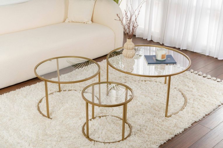 Tavolino da salotto Carugate, Tavolo basso da caffè, Portariviste per divano, Ripiano da soggiorno, 80x80 h43 cm, Oro e Trasparente