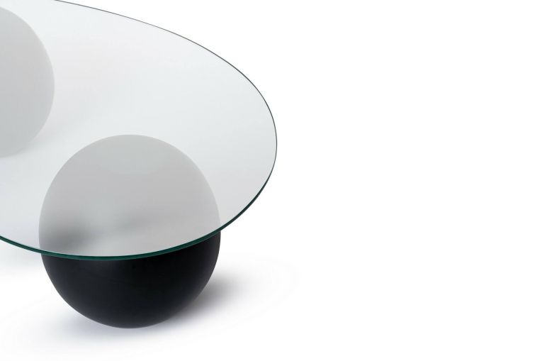Tavolino da Salotto Nero Portariviste Forma Ovale 117x60x30h cm, Materiale Piano in Vetro - Sawyer