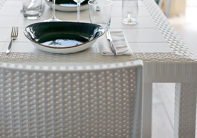 Tavolo da esterno Giove, Tavolo rettangolare da giardino, Tavolo da giardino multiuso effetto rattan, 100% Made in Italy, 150x90h74 cm, Bianco