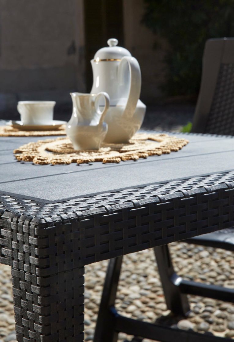 Tavolo da esterno Imola, Tavolo fisso rettangolare, Tavolo da giardino multiuso effetto rattan, 100% Made in Italy, 138x78h72 cm, Antracite
