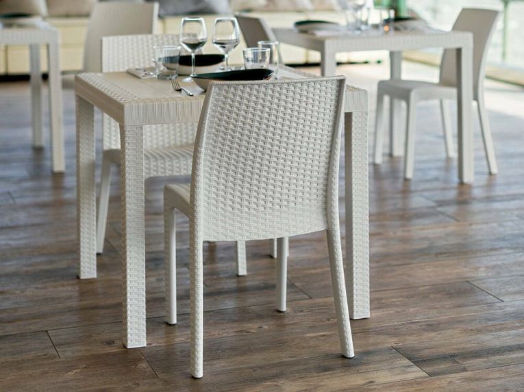 Tavolo da esterno Marte, Tavolo quadrato fisso, Tavolo da giardino multiuso effetto rattan, 100% Made in Italy, 80x80h74 cm, Bianco